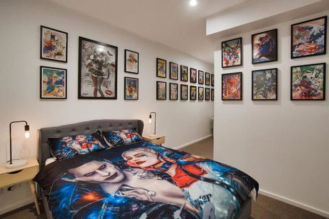 DC Vs Marvel Theme Ft Arcade Machine Pool Gym Sauna BBQ - Kalgoorlie Accommodation 3