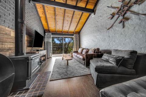 Deadwood Den - Luxurious 3BR Townhouse L Lake Views L Bath L WiFi - Kalgoorlie Accommodation 0