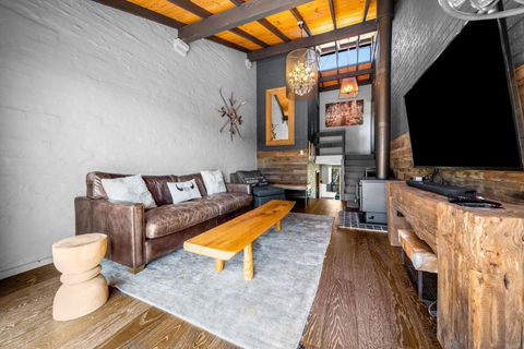 Deadwood Den - Luxurious 3BR Townhouse L Lake Views L Bath L WiFi - Kalgoorlie Accommodation 1