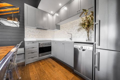 Deadwood Den - Luxurious 3BR Townhouse L Lake Views L Bath L WiFi - Kalgoorlie Accommodation 3