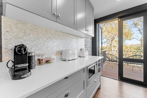 Deadwood Den - Luxurious 3BR Townhouse L Lake Views L Bath L WiFi - Kalgoorlie Accommodation 4