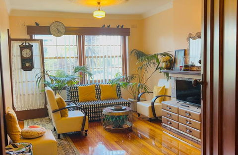 Deco Family House - Kalgoorlie Accommodation 3