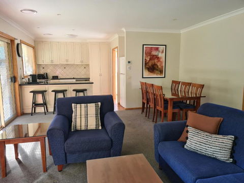 DELANY VILLAS BRIGHT - Spa Luxury On Delany Avenue - Kalgoorlie Accommodation 0