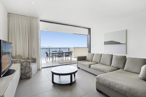 3 Bedroom Ultimate Luxury Waterfront - Kalgoorlie Accommodation 1