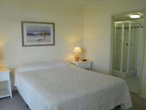 30 'The Commodore' 9-11 Donald Street - Fabulous 3 Bedroom 2 Bathroom 2 Carspaces - Kalgoorlie Accommodation 1