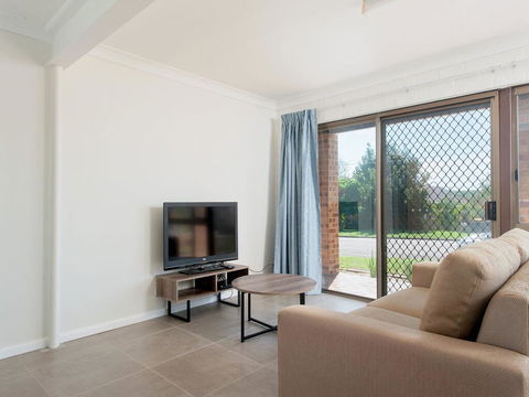 31 Kerrigan St - Large Home With Water Views & Boat Parking - Kalgoorlie Accommodation 3