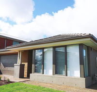 5Bed 2Bath Family House in Werribee - Kalgoorlie Accommodation