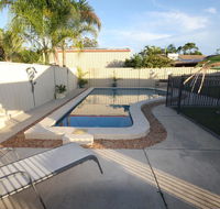 62 Tingira Close - Modern lowset home with swimming pool outdoor area ample parking. Pet friendly - Kalgoorlie Accommodation