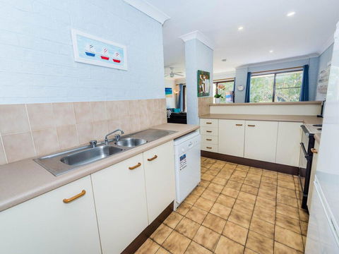 73 'Bay Parklands', 2 Gowrie Avenue - Solar Heated Pool, Spa, Tennis Court & Views - Kalgoorlie Accommodation 2