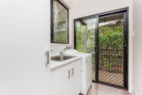 8 Ibis Court - Rainbow Shores, Swimming Pool, Walk To Beach, Executive Beach House - Kalgoorlie Accommodation 2