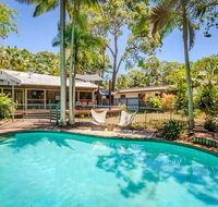 8 Satinwood Drive - Rainbow Shores Architecturally Designed Pool Walk to Beach - Kalgoorlie Accommodation
