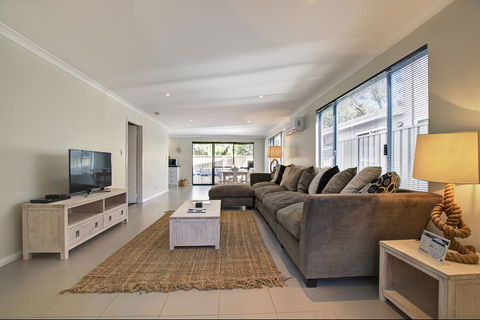A Little Luxury In Town - Kalgoorlie Accommodation 3