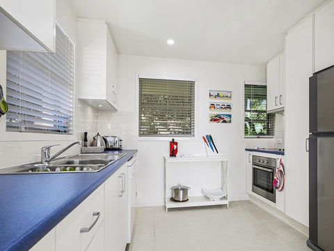 A Stylish Apartment With Noosa Views! - Unit 6 Yaringa 29 Noosa Drive - Kalgoorlie Accommodation 3