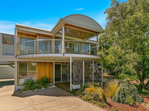 A Wave From It All - Kalgoorlie Accommodation 0