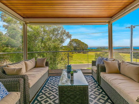 A Wave From It All - Kalgoorlie Accommodation 1