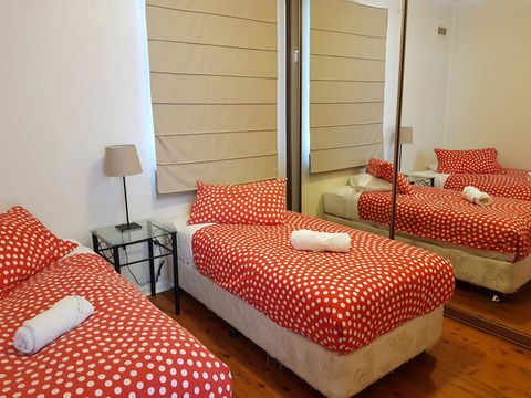 Accommodation Sydney North Shore: Frenchs Forest 3 Bedroom House - Kalgoorlie Accommodation 3