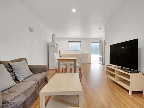 Adelaide Holiday Homes - Kalgoorlie Accommodation 2