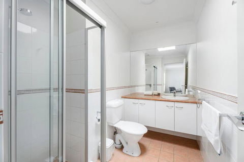 Entire Home In Southport Parade Southport - Kalgoorlie Accommodation 4