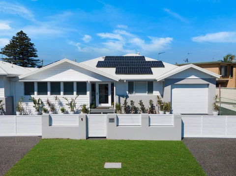 Entire Residential Home - Lake Illawarra And Beachside Home Sleeps 12 - Kalgoorlie Accommodation 0