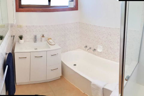 FERNLY BFast, WiFi Nflx AC Walk2Pizza Liquor Deli, - Kalgoorlie Accommodation 2