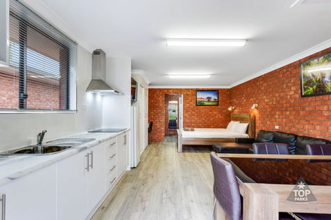 Fossicker Caravan Park - Kalgoorlie Accommodation 0