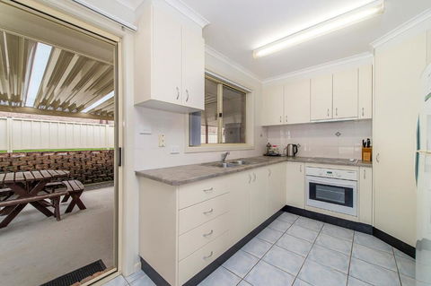 H1211 Mission Terrace Lakewood Heights Estate - Kalgoorlie Accommodation 4