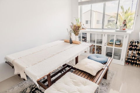 HEART OF BURLEIGH Holiday Villa - Perfect Location With Pools - Kalgoorlie Accommodation 1