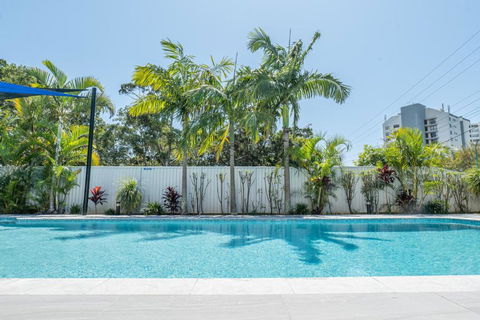HEART OF BURLEIGH Holiday Villa - Perfect Location With Pools - Kalgoorlie Accommodation 0