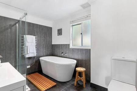 Hidden Bay Retreat-5 Bed- 15min To Hobart - Kalgoorlie Accommodation 0