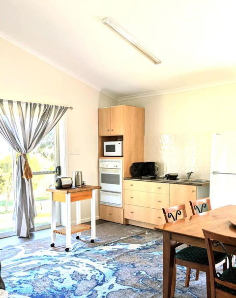 Hilltop Riverview Retreat - Kalgoorlie Accommodation 3