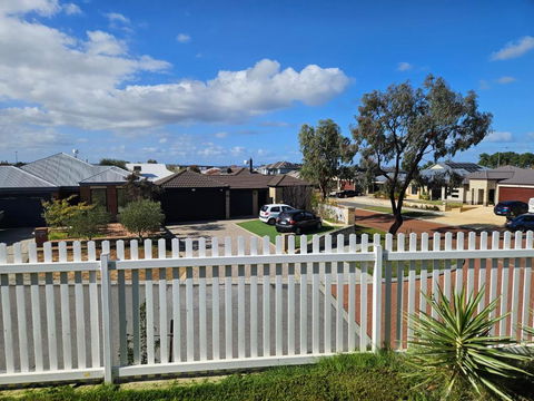 House In Ellenbrook - Kalgoorlie Accommodation 2