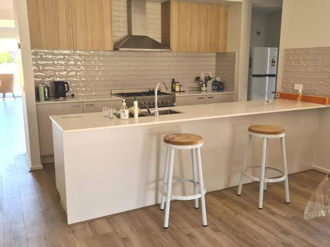 House Near The Lake Hosted By Rani - Kalgoorlie Accommodation 0