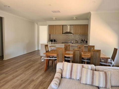 House Near The Lake Hosted By Rani - Kalgoorlie Accommodation 1