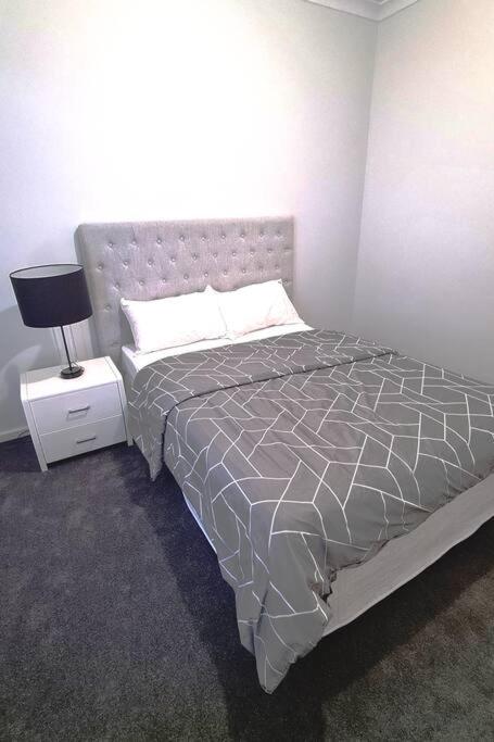 House Near The Lake Hosted By Rani - Kalgoorlie Accommodation 2