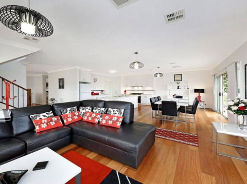 Huge Luxury Home! Mount Waverley - Kalgoorlie Accommodation 2