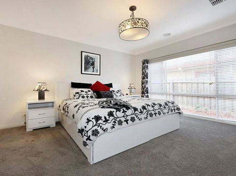 Huge Luxury Home! Mount Waverley - Kalgoorlie Accommodation 3