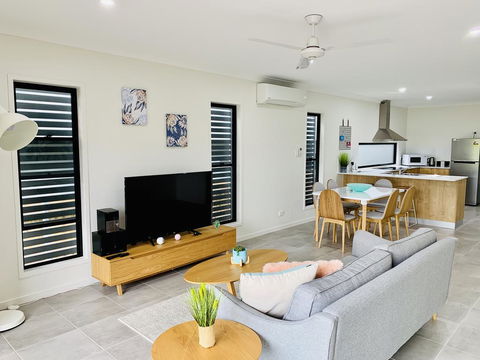 AIRLIE BEACH Delight. Hop, Skip Jump To Everything - Kalgoorlie Accommodation 0