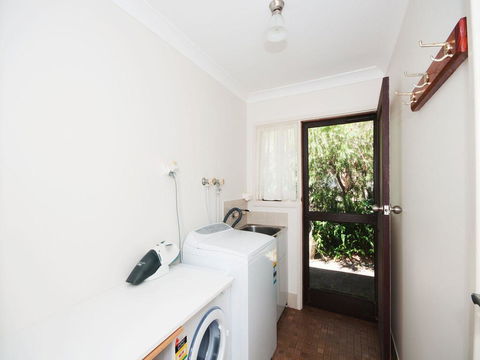 All Decked Out - Pet Friendly - Kalgoorlie Accommodation 2