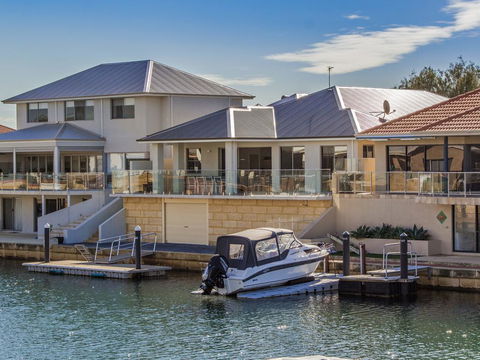 Aqua Vista - Kalgoorlie Accommodation 0