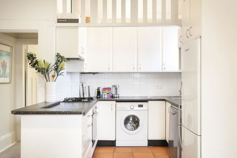 Art Deco Oasis Minutes From The City - Kalgoorlie Accommodation 3