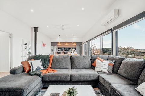 Luxurious Hobart Holiday Home With Stunning Bay Views - Affordable, Family-Friendly, And Stylish - Kalgoorlie Accommodation 0