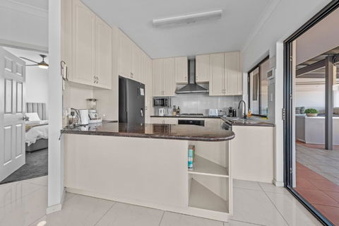 Luxury 2-Bed Penthouse With Private Rooftop - Kalgoorlie Accommodation 3