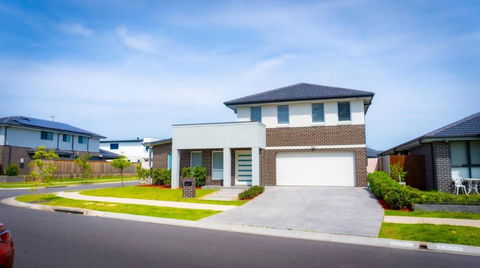 Luxury Home In Gledswood Hills - Sleeps 9 Guests - Kalgoorlie Accommodation 0