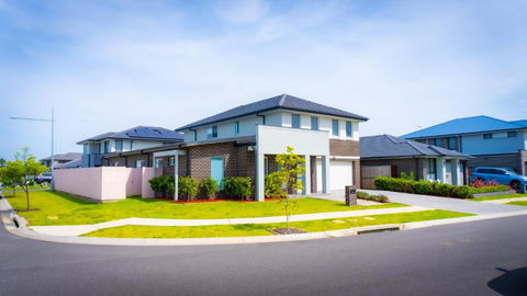 Luxury Home In Gledswood Hills - Sleeps 9 Guests - Kalgoorlie Accommodation 1