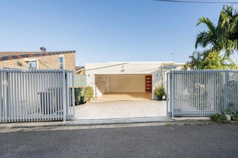 Luxury 3 Levels Villa With Spa, Pool And Gym - Kalgoorlie Accommodation 2