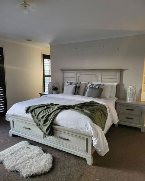 Luxury Green - Kalgoorlie Accommodation 0