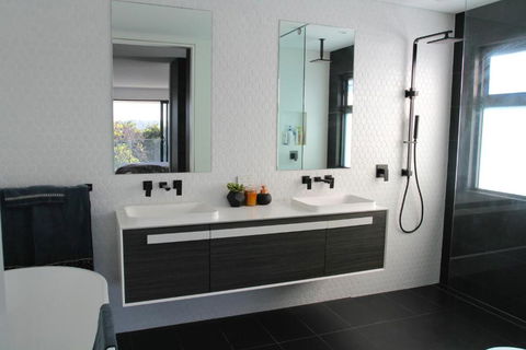 Luxury Holiday Retreat, 5 Bedroom, Dual Beach View - Kalgoorlie Accommodation 2