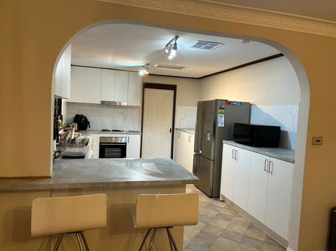 Luxury House 5 Bedrooms - Kalgoorlie Accommodation 1