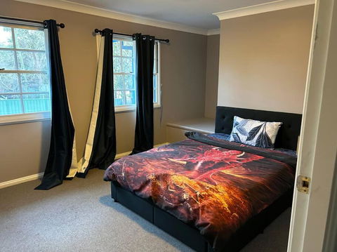 Luxury House 5 Bedrooms - Kalgoorlie Accommodation 3