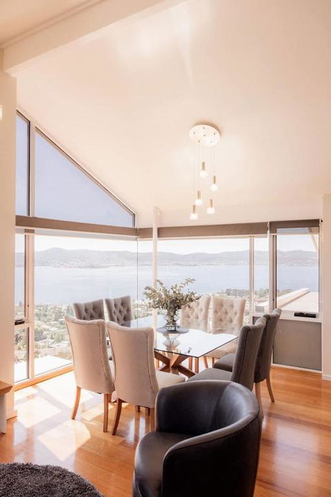 Luxury On The Derwent Family Home With Hot Tub - Kalgoorlie Accommodation 2